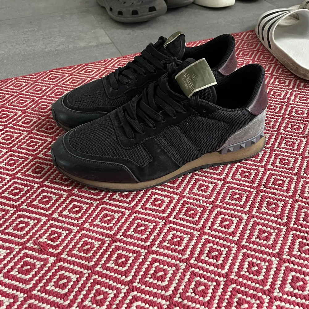 Valentino Rockrunners i storlek 42, de passar dock stort för att jag har 43. Ganska använda men bra skick 8/10. Skor.