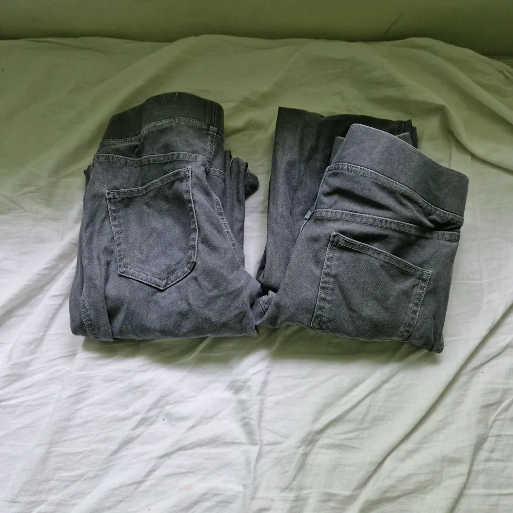 Byxorna har andvänds 1 gång var och är lite skrynkliga men kommer tvättas och strykas innan köpet!. Jeans & Byxor.
