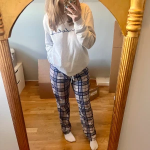 Pyjamasbyxor - Knappt använda pyjamasbyxor, inga skador eller fläckar🥰 det ingår även ett beigt vanligt linne som matchar byxorna.