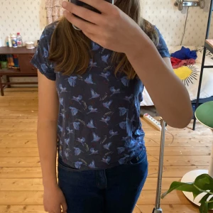 Mönstrad t-shirt  - Fågelmönstrad t-shirt, perfekt till sommaren 🌸🕊️