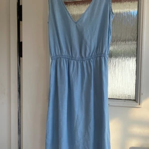 Denim klänning - Denimklänning använd,  men bra skick ! Bomull strl 38