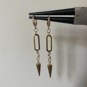 #018 örhängen💘 - Fina örhängen! Finns bara i guld. Säljs i par för 50kr eller styck för 25kr💓