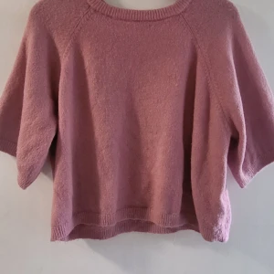 Trekvart tröja - Populär tröja från Lager 157. Står M på lappen men den har krympt i tvätten så det är en s/xs. Bra skick! Inga defekter💞  Hör gärna va er om ni har några frågor💗