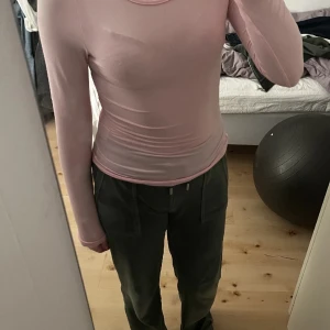 Rosa långärmad tröja - Ljusrosa långärmad tröja, storlek xs, töjbar. Vet ej var den är köpt, den kostade 200kr. Aldrig använd.   Armlängd-62 cm Längd på tröja-43.5 cm Tröjbredd (stretchigt material)-33 cm