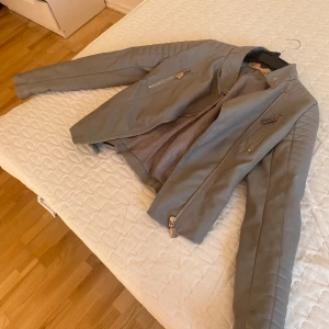 Grå skinnjacka  - Helt ny grå skinnjacka köpt från zalando för ett tag sen, ny pris kostar runt 800/900 kr. Har ba stått i garderoben utan att användas pgd av att den inte är min stil. Mer info i dm.