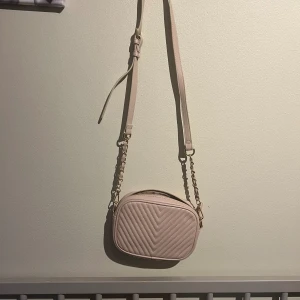 Väska från Åhléns i en super fin Råsa färg  - Lite fin ljusrosa / ganelråsa väska från Åhléns 