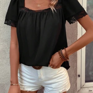 Blus - Säljer denna superfina oanvända blus! Aldrig använd, endast testad därav toppskick! Säljer då den var för stor för mig och inte kommer till användning💞