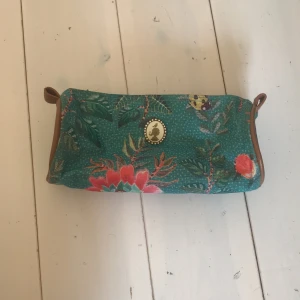 Pennskrin - Pennskrin i nästan helt nytt skick, märket är övertäckt, kolla bio för mer info!