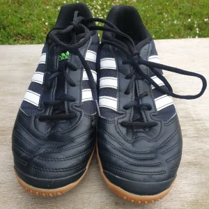 Adidas Sala Futsal Fotbollskor - Hej, jag säljer mina Futsalskor. Dem är i 9/10 skick. Nypris 700 kr. Vid några funderingar bara kontakta. :)