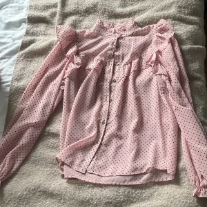 Zara blus - Rosa zara blus som är använd runt 1-2 gånger. Säljer för att jag inte använder den🩷