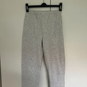 Gråa mjukisbyxor - Gråa mjukisbyxor från Gina tricot💓 Använda fåtal gånger, bra skick🛍️✨