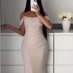 Bröllop/bal klänning  - Säljer min bal klänning i storlek 40, passar även i storlek 38