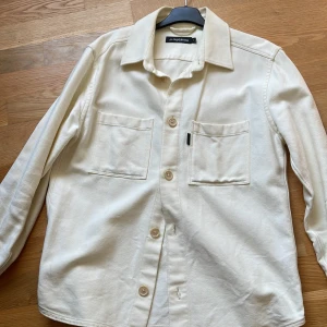 Overshirt - Härlig vit overshirt från J Lindeberg. Relativt använd men fortfarande i ett väldigt fint och gott skick.