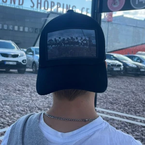 Velvet keps - Snygg velvet keps som passar perfekt till sommaren. En knapp vid spännet har lossnat men det går fortfarande helt bra att spänna kepsen