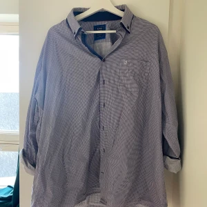 Skjorta - Finns inte en storlekslapp men bedömer XL/XXL, i princip oanvänd