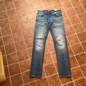 Jack & Jones jeans - Tjena, säljer nu mina ljusblåa Jack & Jones jeans i storleken 29/32. Modellen är Slim/Glenn. Använda några gånger och är i ett väldigt bra skick. Hör av dig vid funderingar, pris kan diskuteras.