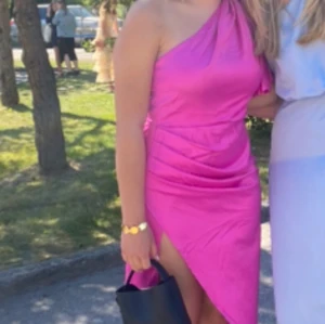 Klänning  - Säljer min älskade balklänning😍😍som är off Sholder  med en puff arm på andra 😍som funkar bra till bal men också när man ska på fest eller bröllop typ😍❤️‍🔥   lite defekter längst ner på klänning. 