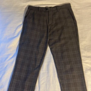 Mönstrade chinos - Mönstrade chinos från Jack & Jones. Storlek W33 L32, byxorna är i väldigt bra skick och är använda sparsamt. Var inte rädd att skriva för övriga frågor.