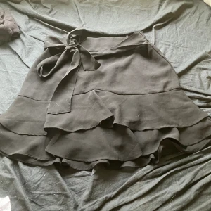 Söt kjol - Älskar och är mycket användbart!✨ Kan sänka priserna vid snabb affär. Inga defekter:) Är 164cm lång och garderob-utrensar. Kontakta mig för fler bilder💕