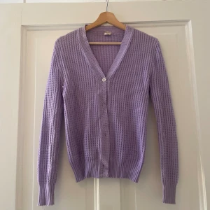 Ljuslila cardigan - I gott skick, saknar tre knappar som kan sys på.