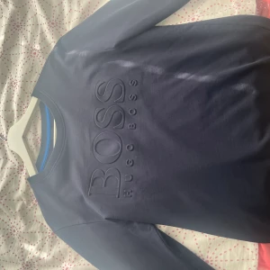 Hugo Boss Sweatshirt - Hugo Boss sweatshirt i mycket bra skick! Storlek S  Pris kan diskuteras!