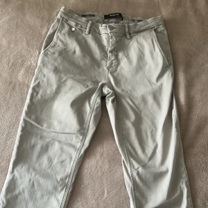 Replay Hyperflex - Populära grisch jeans, replay hyperflex. Gråa och passar perfekt till nästan alla plagg. Skick 9/10 men behöver strykas om ni vill ha den där clean looken. kontakta vid fler frågor. storlek 28-31