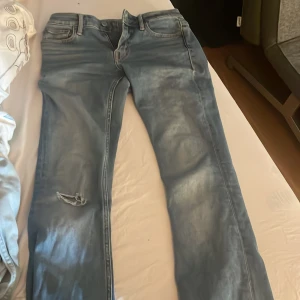 Säljer mina crocker jeans - Säljer dessa jättefina lowwaist bootcut jeans då jag inte får någon användning för dom. Midjan är 35-36 och innerbenet är 75 cm 💞