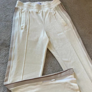 Palm Angels Velvet Trackpants - Helt oanvända velvet/sammet trackpants från Palm Angels. Storlek small. Inköpta för ganska längesedan men aldrig använda pga för små. Ny pris ca 5000kr.