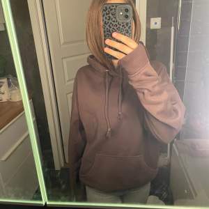 Brun hoodie från bikbok, bra skick. Skriv för fler bilder 💘