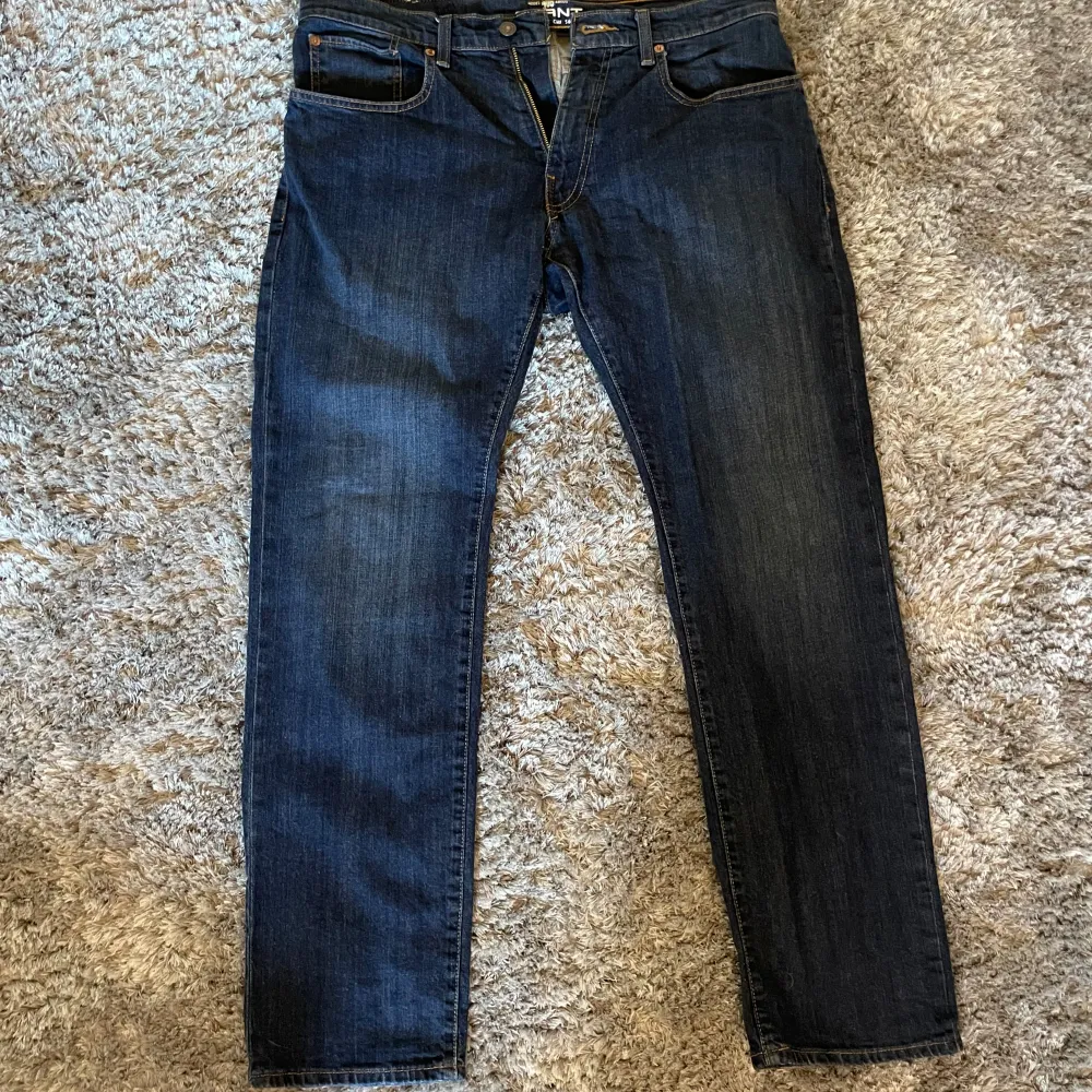 Mörkblåa jeans från Grant - superbra skick!!. Jeans & Byxor.