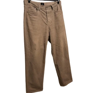 Corduroy loose jeans från H&M - Loose jeans från H&M, lite mer baggy än normalt. Har använt dem ett par gånger, kom privat för att diskutera om pris