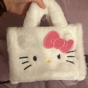 Hello kitty väska  - Liten fluffig hello kitty väska, bara använt som dekoration, pris kan diskuteras 💕