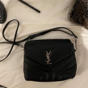 Ysl lou lou väska - Säljer min YSL lou lou väska i strl small, köpt här på plick så har inget äkthetsbevis därav priset❤️