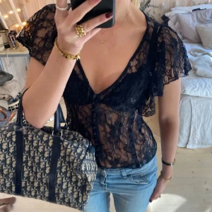 Spetstopp - Svart topp som jag köpt här på Plick. Storlek S. (Lånade bilder av henne som jag köpte den av)