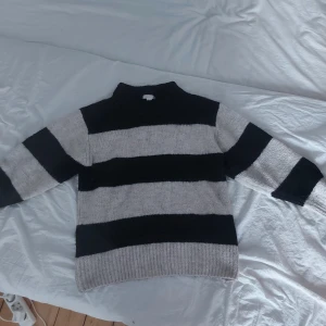 Randig stickad tröja - En väldigt varm, gosig lite tjockare tröja i jätte fint skick.  Används få gånger och ser näst in till ny ut. Original pris 299kr minns jag det som🌟🌟