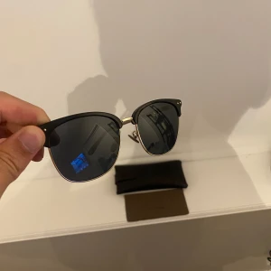 Bottega Veneta Solglasögon  - Säljer dessa fina glasögon, detta då dom inte kommer till användning. Super fina och väl omhändertagna, köpte för 2200kr på Synsam. Ina defekter, låda, fodral och duk tillkommer!