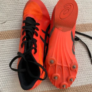 Superbra spikskor !!🌟 - Säljer dessa fantastiska spikskor som kan ta en både långt och fort fram. Använda ca 1 år med små defekter på sidorna (därav priset), annars i superfint skick.🌟 Tillkommer spik-skruvare. (Org. Pris ca 400kr)