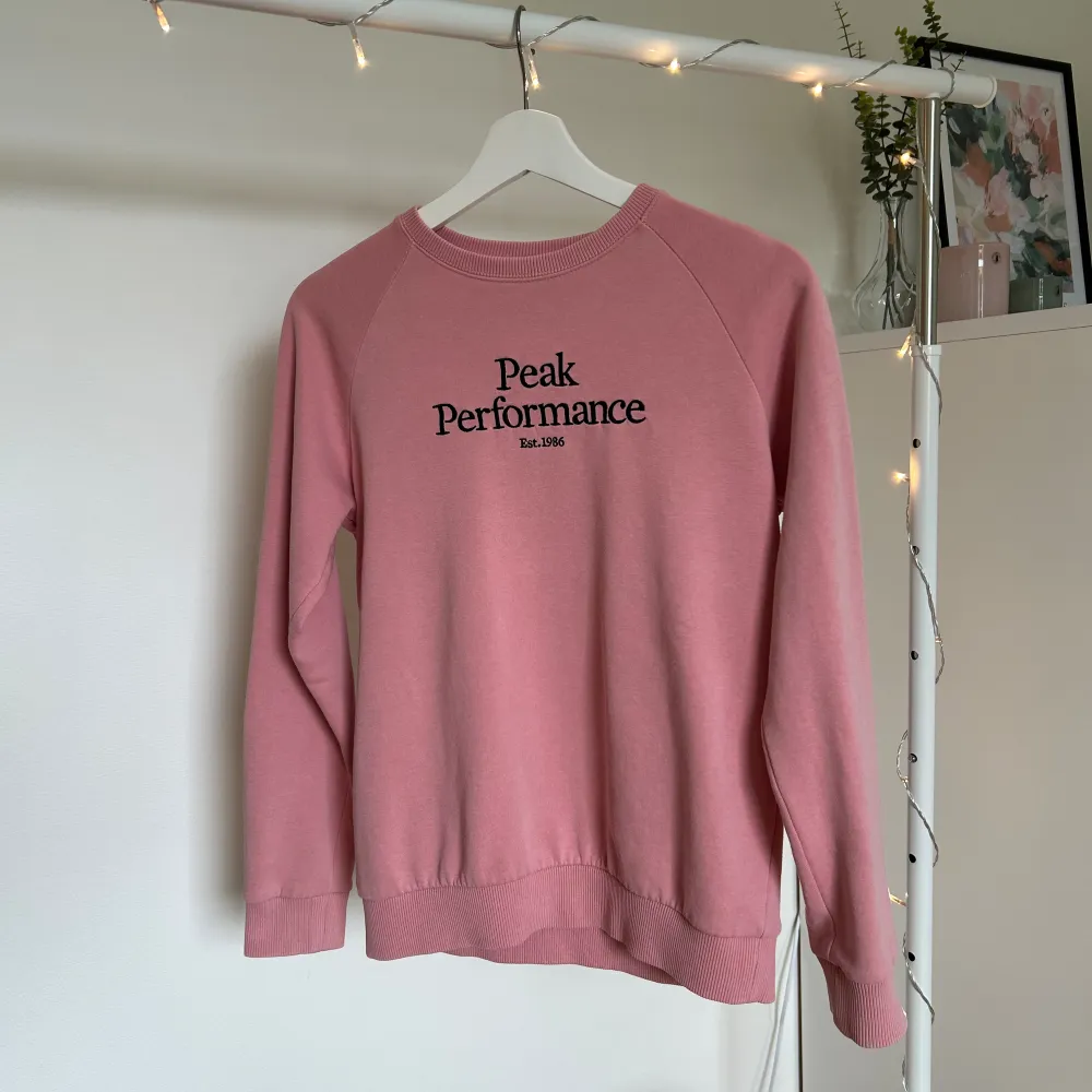 En härligt rosa sweatshirt i märket Peak Performance. Mycket bra skick. Nypris: 599kr. Hoodies.