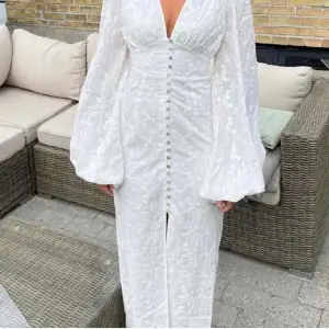 Gör ett intresskoll på min vita adoore klänning i storlek 36! Inga defekter, säljer då jag vill ha en storlek större och den är endast använd använd en gång. Säljer endast vid ett bra bud! 🥰 