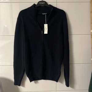 John Henric fullzip - Köpt på John Henric aldrig använd. pris kan diskuteras vid snabb affär. Kom vid funderingar 