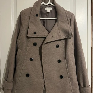 Kappa - En skepparkappa från hm, nytt skick. Säljer en liknande i storlek 38 också