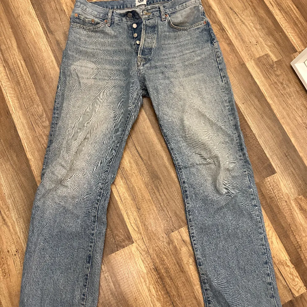Säljer mina lager 157 jeans då jag inte använder dom längre. Inga defekter. Vid fler frågor / funderingar är det bara att skriva. Storlek W32 L32. Jeans & Byxor.