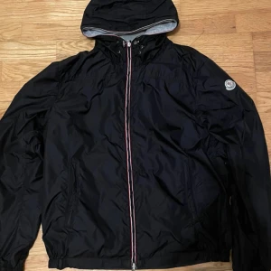 Moncler jacka - Hej, säljer min moncler windbreaker. Jackan är använd men har inga synliga tecken alls på användning. Mvh 