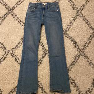 Snygga jeans från Gina trixat storlek 152. Inte så jätte använda. Ny pris 349, pris kan diskuteras 🙏💕