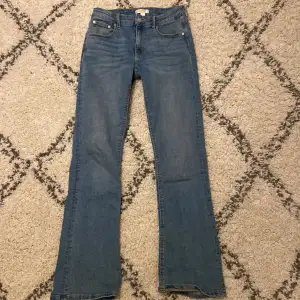 Snygga jeans från Gina trixat storlek 152. Inte så jätte använda. Ny pris 349, pris kan diskuteras 🙏💕