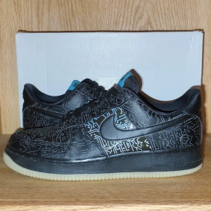 Nike airforces space jam computerchip - Skick 8/10 finns tecken på användning och skada på bägge hälarna men annars mycket bra skick💯 replacement box ✅ äkthetsbevis fixas vid intresse✅ hör av er vid frågor🙌🏻