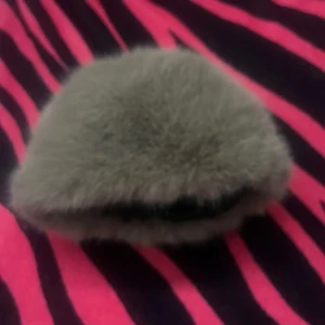 Fur hat - Snälla köp denna fur har bollen🙏😔 Brun fur hatt, oanvänd. Skriv för mer information.