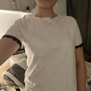 Topp från zara! - Super gullig topp ifrpn zara med fina svarta detaljer på armarna!!! Andvänd endast 1 gång!