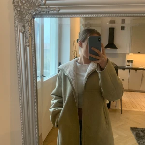 MANGO rulo jacka - Beige fodrad jacka med blixtlås ifrån mango. Endast använd en gång. I storlek S men overzised 