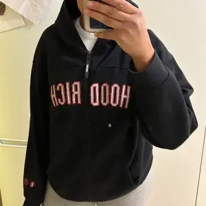 Säljer denna hoodie från då den ej kommer till användning, fint skick. 300kr + frakt 
